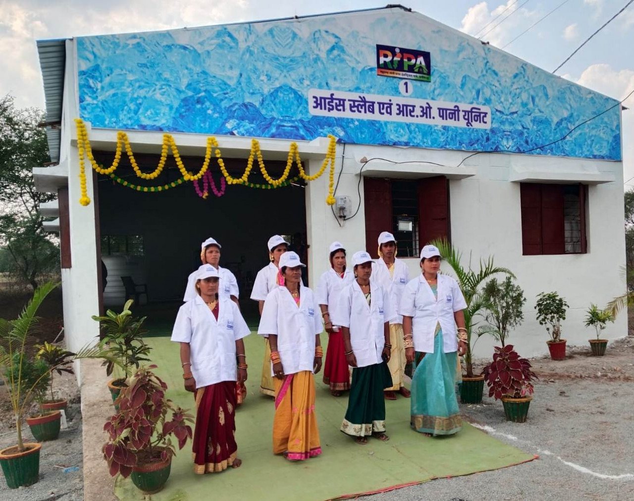 रायपुर : आरओ वाटर और आइस स्लैब के व्यवसाय से ग्रामीण महिलाएं बन रही आत्मनिर्भर