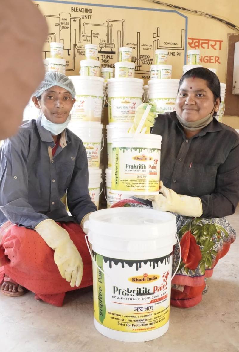 रायपुर : महिलाओं ने गोबर से इमल्शन और डिस्टेंपर पेंट बनाकर 3 महीने में कमाए 17 लाख 43 हजार रुपए