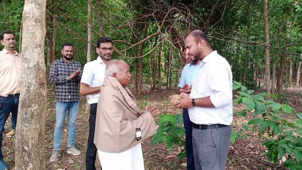 जगदलपुर : कलेक्टर ने की बस्तर ग्रीनमैन से भेंट                                            