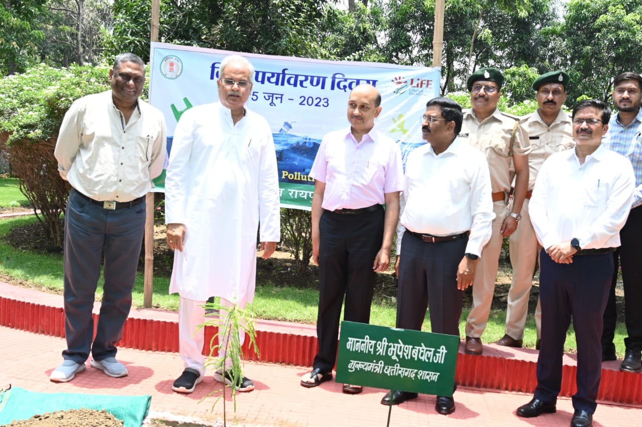 रायपुर : विश्व पर्यावरण दिवस : मुख्यमंत्री ने अपने निवास परिसर में रोपा आंवला का पौधा