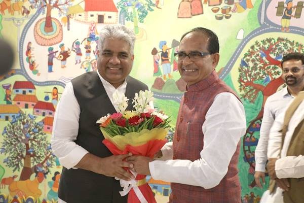 MP – मुख्यमंत्री श्री चौहान ने केन्द्रीय मंत्री श्री भूपेन्द्र यादव का स्वागत किया