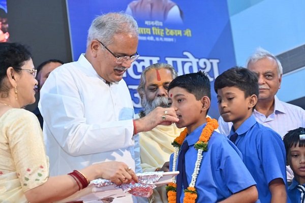 छत्तीसगढ़ में खुले स्कूल, सीएम बघेल ने बच्चों को मिठाई खिलाकर कराया शाला प्रवेश
