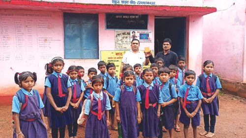राजनांदगांव : डीएमसी एवं एपीसी समग्र शिक्षा की टीम ने विकासखंड डोंगरगांव एवं डोंगरगढ़ के प्राथमिक शाला में चल रहे संपर्क डिवाइस का किया निरीक्षण