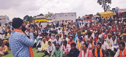 छुरिया : बीमा राशि की मांग को लेकर किसानों ने किया नेशनल हाइवे पर चक्काजाम