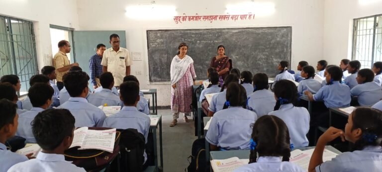 सारंगढ़-बिलाईगढ़ : कलेक्टर डॉ. सिद्दीकी ने स्वामी आत्मानंद विद्यालय डोंगरीपाली और गोड़म का निरीक्षण किया