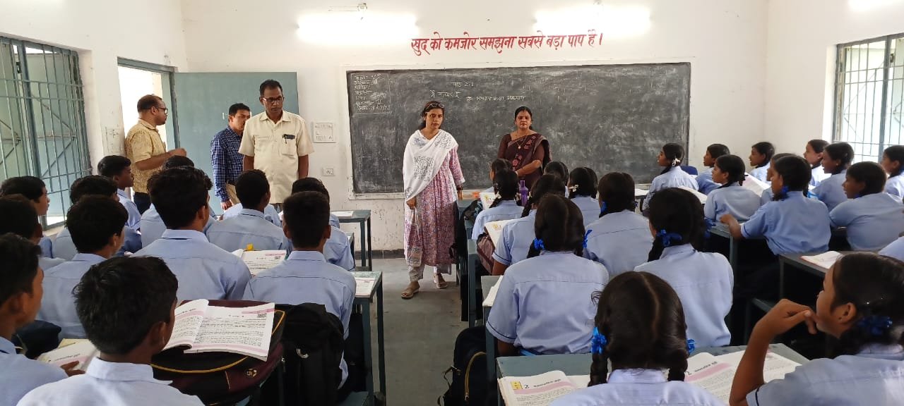 सारंगढ़-बिलाईगढ़ : कलेक्टर डॉ. सिद्दीकी ने स्वामी आत्मानंद विद्यालय डोंगरीपाली और गोड़म का निरीक्षण किया