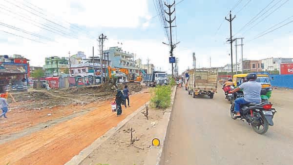 Kolar_Road_par_6_line_me_tut_rahe_makan_01.jpg