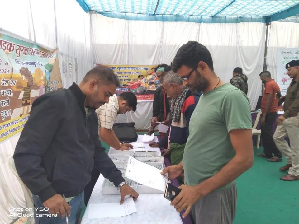 CG : यातायात पुलिस ने शिविर लगाकर कराया वाहन चालकों का नेत्र और स्वास्थ्य परीक्षण