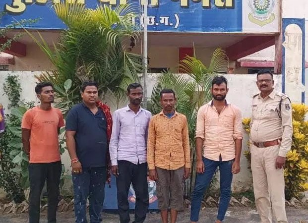 CG: 5 जुआरी गिरफ्तार, घेराबंदी कर पुलिस टीम ने दबोचा