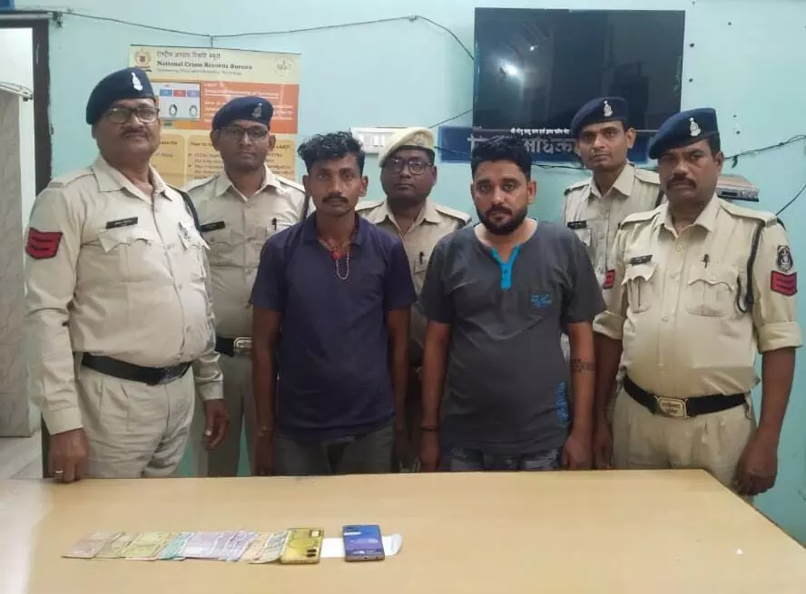CG : 2 युवक सट्टा खेलाते गिरफ्तार, नीला डाट पेन और कैश जब्त