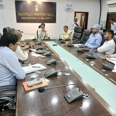 CG : सड़कों पर पशुओं की निगरानी कर रहे अधिकारी