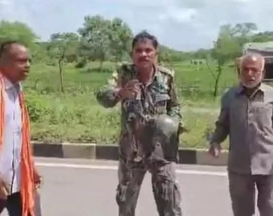 rajnandgaon-पेट्रोलिंग-गाड़ी-से-आरक्षक-ने-बाइक-सवार-शिक्षक-को-ठोकर-मार-दिया-लोगों-ने-की-जमकर-पिटाई