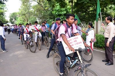 राजनांदगांव : कलेक्टर ने आयुष्मान कार्ड बनवाने एवं योजना के प्रचार-प्रसार के लिए साईकल रैली को हरी झण्डी दिखाकर किया रवाना