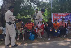 राजनांदगांव : डोंगरगढ़ पुलिस ने पदयात्रियों को  स्वल्पाहार वितरण किया