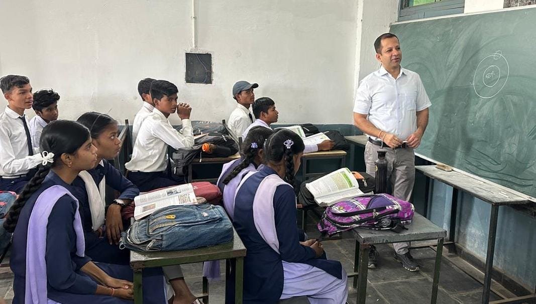  CG : शिक्षा सचिव सिद्धार्थ कोमल सिंह परदेशी ने निभाई शिक्षक की भूमिका