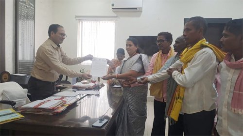 राजनांदगांव : जर्जर शाला भवन की समस्या को लेकर छन्नी साहू ने कलेक्टर से की मुलाकात