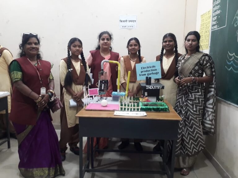 राजनांदगांव : विज्ञान प्रदर्शनी में बच्चें ने किया वेस्ट मटेरियल से बिजली उत्पादन