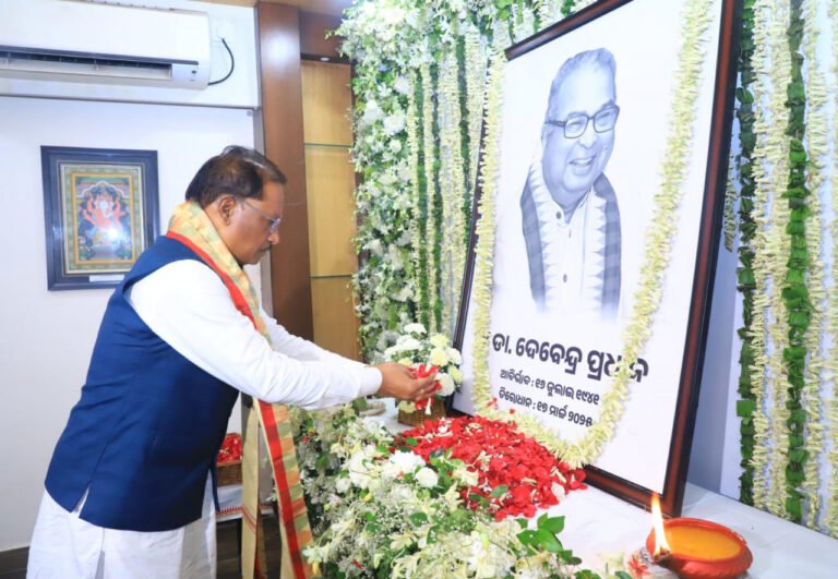 रायपुर : मुख्यमंत्री विष्णुदेव साय ने पूर्व केंद्रीय मंत्री स्व. देवेंद्र प्रधान को दी श्रद्धांजलि