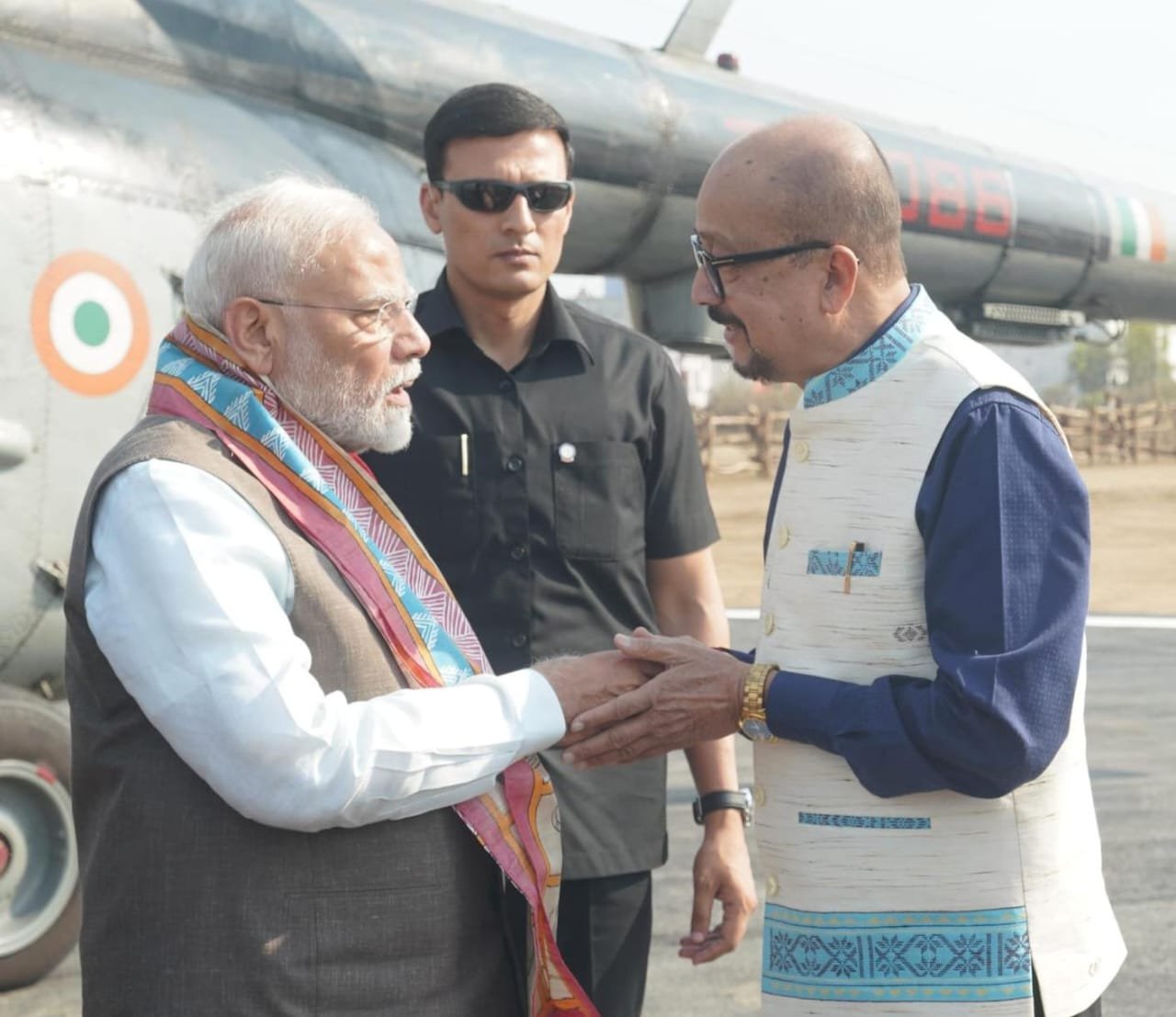 रायपुर : प्रधानमंत्री नरेंद्र मोदी का राज्यपाल श्री रमेन डेका ने किया आत्मीय स्वागत