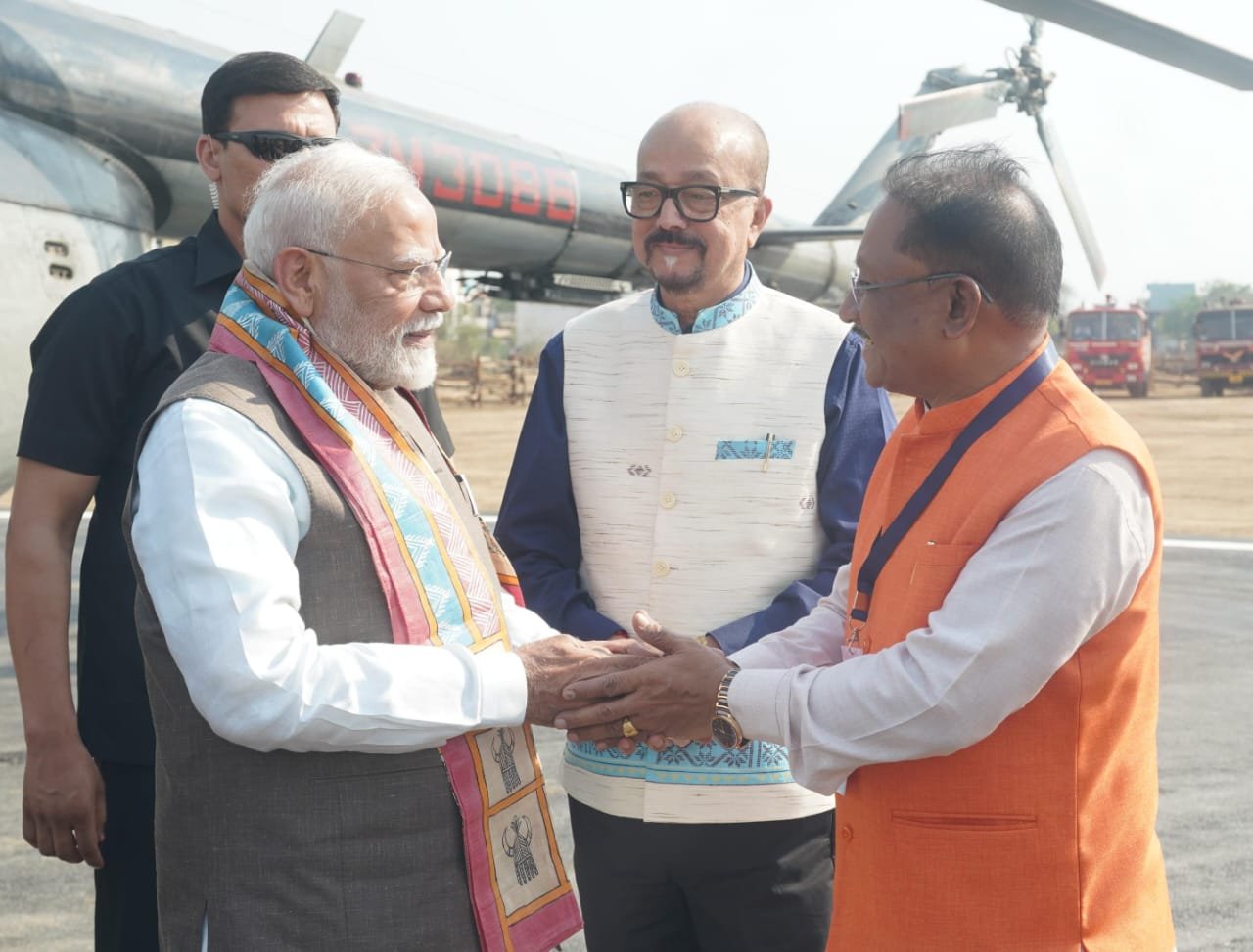 रायपुर : मुख्यमंत्री विष्णुदेव साय ने प्रधानमंत्री श्री नरेंद्र मोदी का हेलीपैड में किया आत्मीय स्वागत