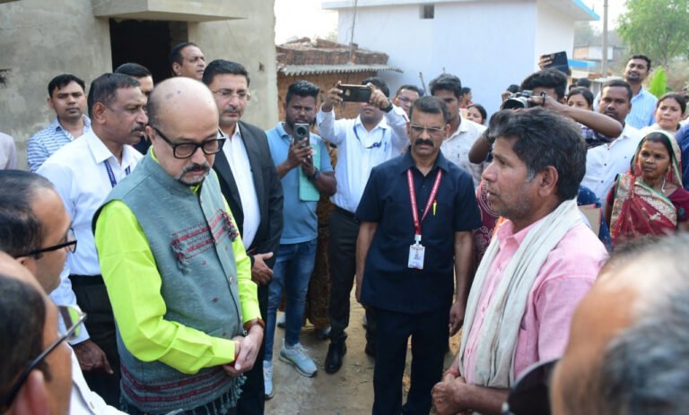 रायपुर : राज्यपाल श्री रमेन डेका ने कोरबा जिले के ग्राम कुरूडीह में ग्रामीणों से की आत्मीय भेंट