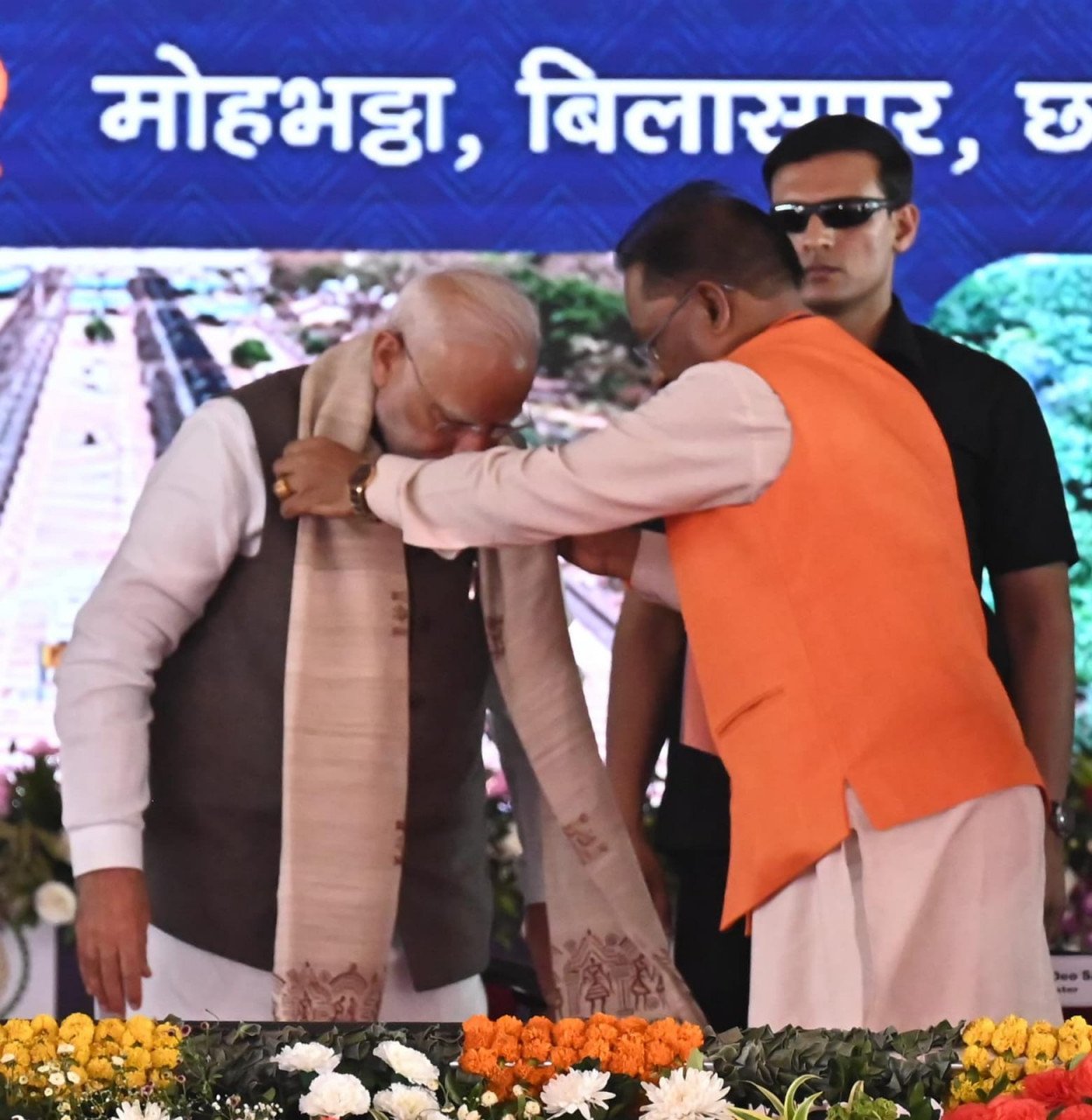 रायपुर : छत्तीसगढ़ की बुनाई, संस्कृति और जीवंत परंपराओं का प्रतीक – प्रधानमंत्री श्री नरेंद्र मोदी को भेंट किया गया कोसा सिल्क से बना हस्तनिर्मित शॉल