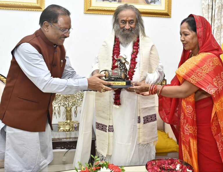 रायपुर : मुख्यमंत्री  ने आध्यात्मिक गुरु श्री श्री रविशंकर से लिया आशीर्वाद