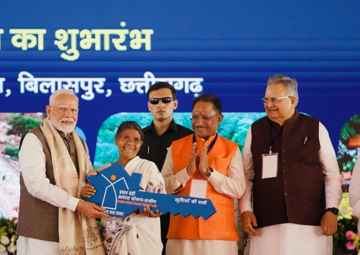 रायपुर : ‘पक्का मकान बन गया है?’ – प्रधानमंत्री श्री नरेंद्र मोदी के सवाल पर मुस्कराए दल्लु राम बैगा, कहा – “हां, बन गया है”
