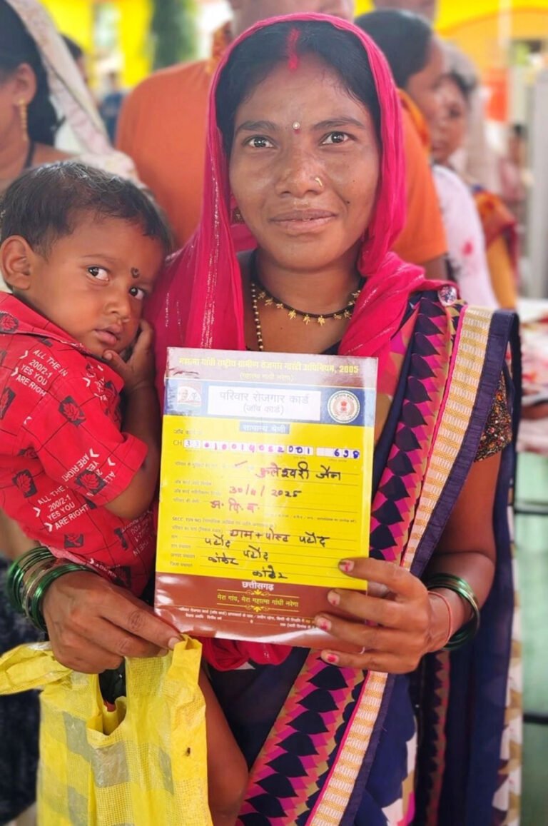 CG : सुशासन तिहार : अर्जी लगाने के हफ्ते भर में फुलेश्वरी को मिला मनरेगा जॉब कार्ड, माना आभार