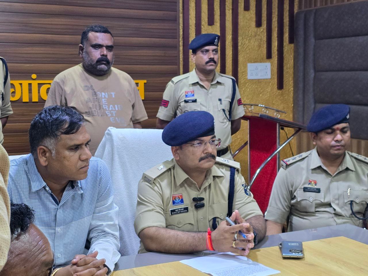 Rajnandgaon: मोहड़ रेत खनन फायरिंग प्रकरण में तीसरा आरोपी गिरफ्तारी, हाईवा व जेसीबी मालिक अभिनव तिवारी को भेजा गया जेल ......