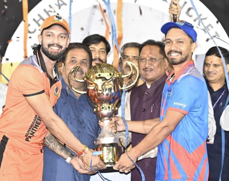 CG: मुख्यमंत्री ने छत्तीसगढ़ क्रिकेट प्रीमियर लीग की विजेता टीमों को सौंपा विनर्स कप - सीसीपीएल के फाइनल में रायपुर राइनोस और राजनांदगांव पैंथर्स टीम संयुक्त विजेता घोषित