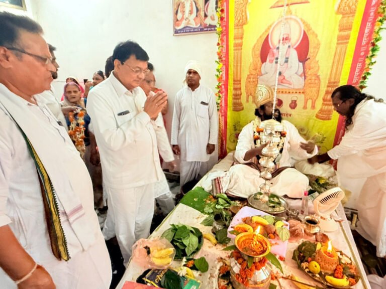 CG : गुरु पूर्णिमा पर उद्योग मंत्री श्री देवांगन में सद्गुरु कबीर आश्रम में की पूजा अर्चना कर लिया आशीर्वाद, प्रदेश वासियों के खुशहाली की कामना की ,
