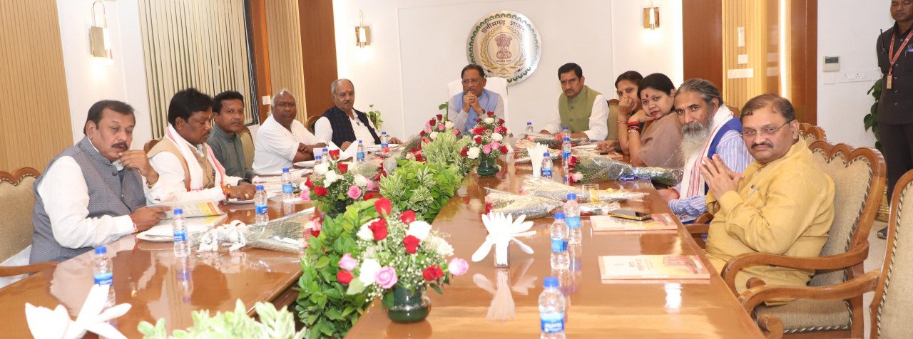 रायपुर : छत्तीसगढ़ सदन में मुख्यमंत्री विष्णुदेव साय की सांसदों संग सौजन्य भेंट — रात्रि भोज में हुई सार्थक चर्चा