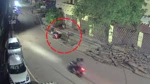 CG News: कुत्ते को बचाने में गंवाई जान 17 वर्षीय किशोर की सड़क हादसे में मौत, साथी घायल