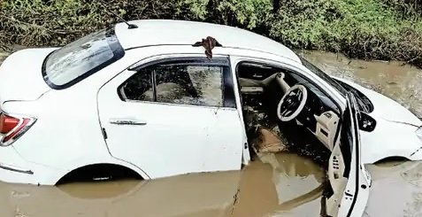 Rajnandgaon: बाइक-कार भिड़ंत में दो युवक घायल, कार कीचड़ में फंसी