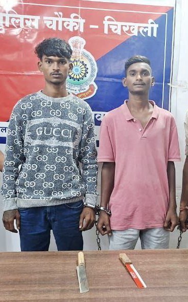 Rajnandgaon: मोतीपुर तालाब पार के पास चाकू लहराकर आम लोगों को डरा धमका रहे दो बदमाश गिरफ्तार, आरोपियों से दो नग धारदार चाकू किया गया जप्त