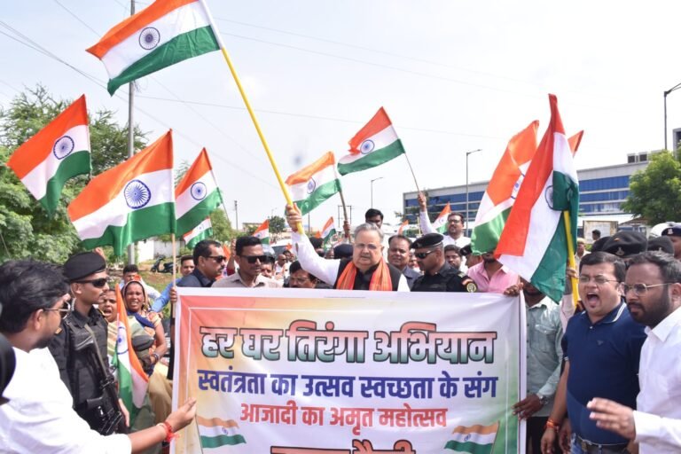 विधानसभा अध्यक्ष डॉ. रमन सिंह ने ग्राम टेड़ेसरा में तिरंगा बाईक रैली को किया रवाना