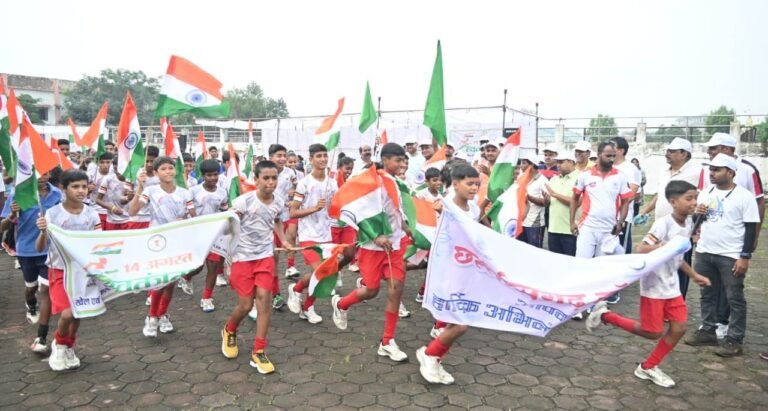 राजनांदगांव : उल्लास और खुशी के माहौल में आजादी के उत्सव को मनाने के लिए महापौर एवं कलेक्टर ने स्वतंत्रता दौड़ को हरी झंडी दिखाकर किया रवाना