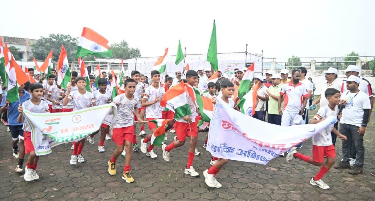 राजनांदगांव : उल्लास और खुशी के माहौल में आजादी के उत्सव को मनाने के लिए महापौर एवं कलेक्टर ने स्वतंत्रता दौड़ को हरी झंडी दिखाकर किया रवाना