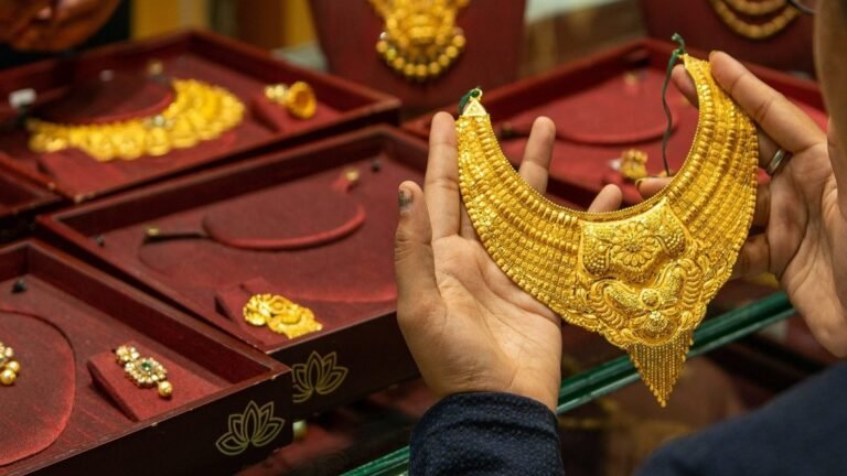 Gold-Silver Price Today: दिल्ली, आगरा, लखनऊ और अहमदाबाद में 22K और 24K सोने का रेट, चांदी भी हुई महंगी