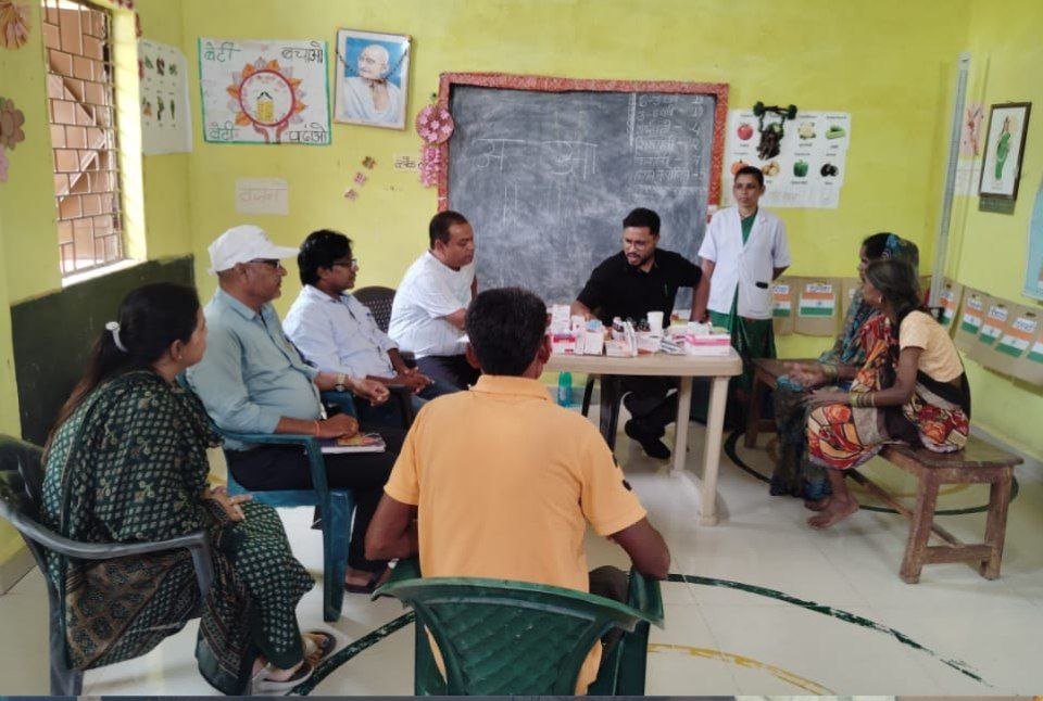 स्वास्थ्य विभाग ने गांव में लगाया कैम्प