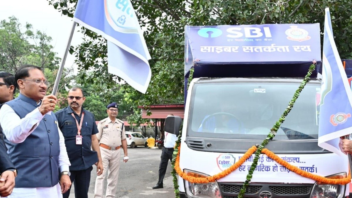 रायपुर _ मुख्यमंत्री श्री साय ने एसबीआई साइबर सुरक्षा रथ को झंडी दिखाकर किया रवाना