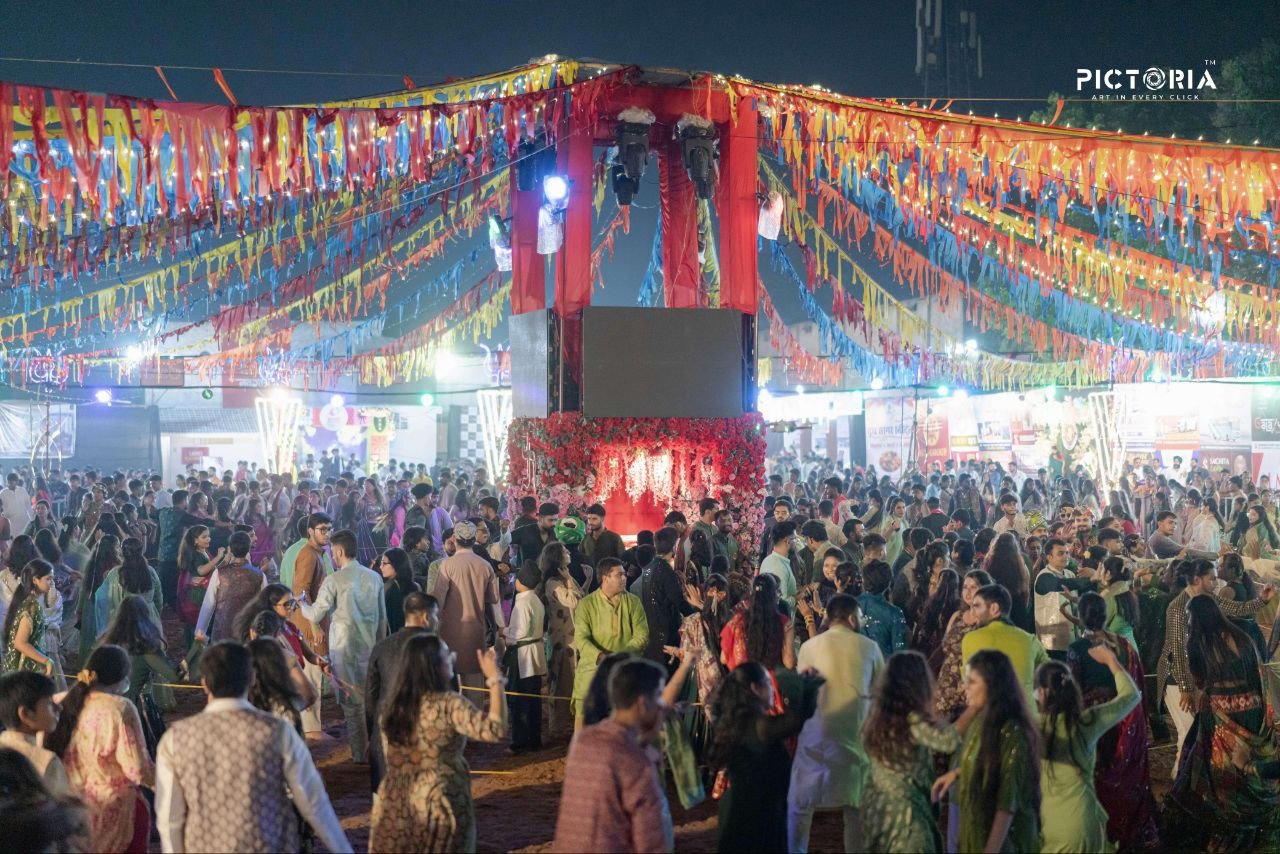 राजनांदगांव : संस्कारधानी गरबा उत्सव का जलवा बरकरार,  शिवनाथ वाटिका में उमड़ रही गरबा प्रेमियों की भीड़ , पांचवां दिन विजेताओं को किया गया सम्मानित