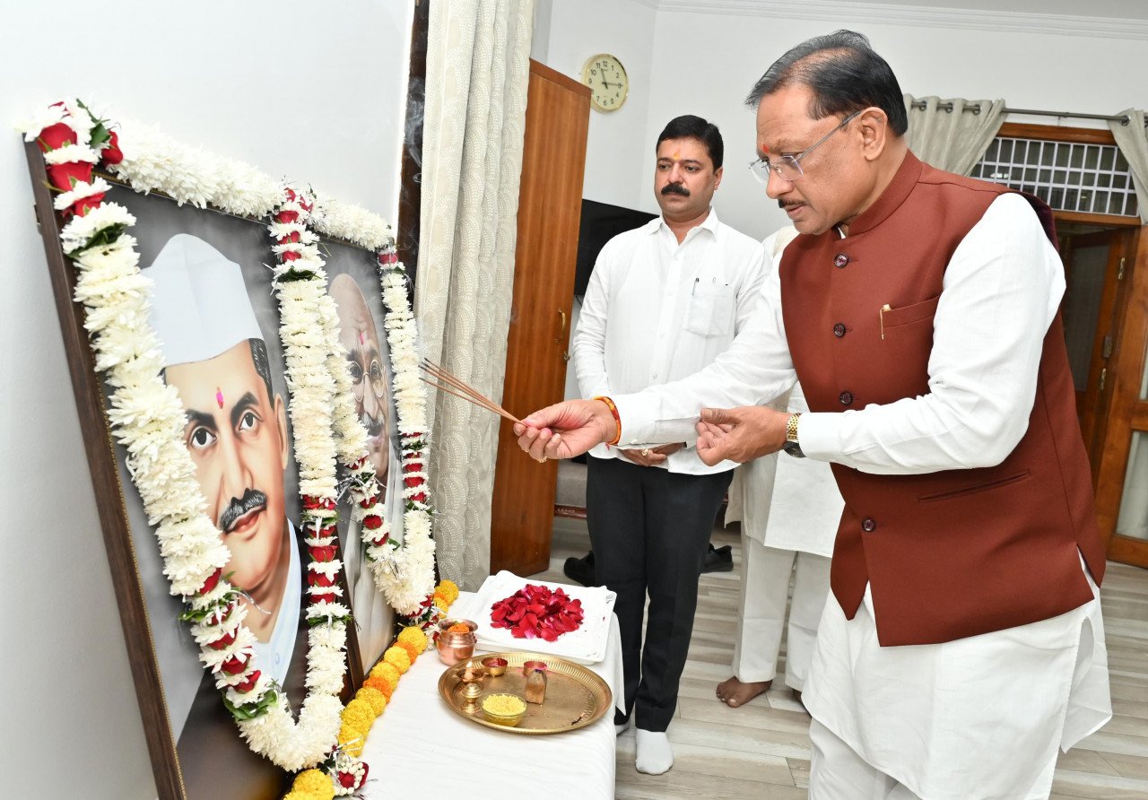 रायपुर : मुख्यमंत्री ने राष्ट्रपिता महात्मा गांधी और पूर्व प्रधानमंत्री श्री लाल बहादुर शास्त्री को उनकी जयंती पर किया नमन