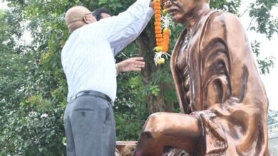 गरियाबंद : कलेक्टर ने महात्मा गांधी की प्रतिमा पर किया माल्यार्पण